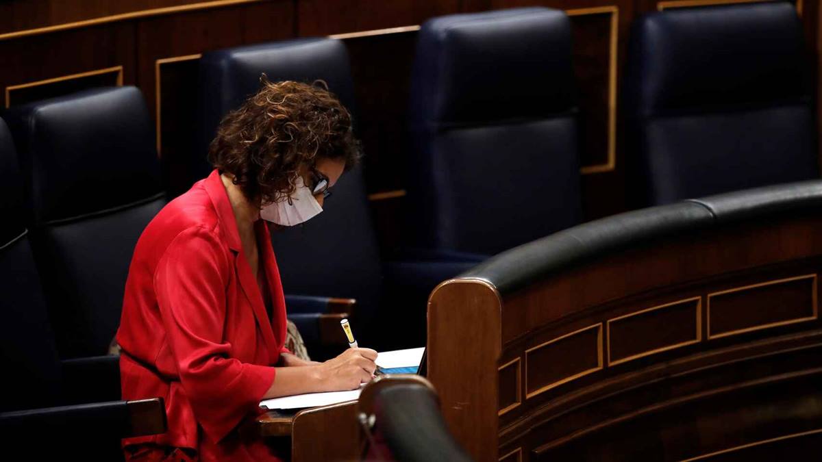 La ministra de Hacienda, María Jesús Montero, en el Congreso. E  E.