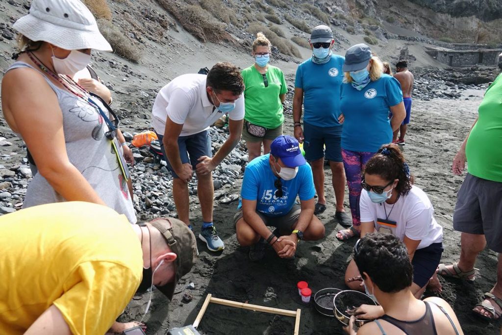 La capital chicharrera celebra el Día Mundial de las Playas con acciones de sensibilización, concienciación y limpieza en este enclave del litoral de Anaga y también en Las Teresitas