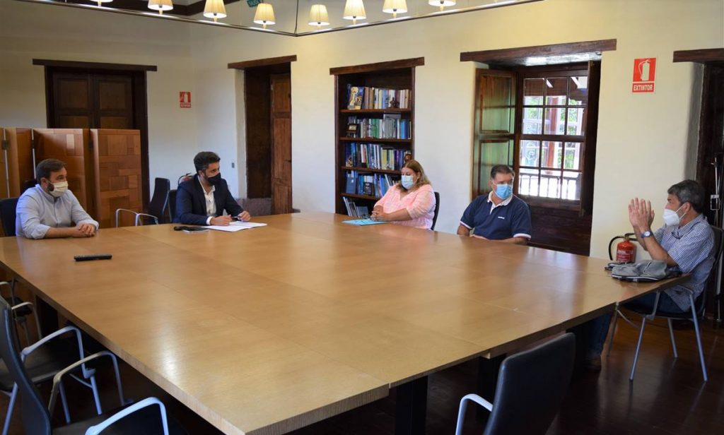 Un momento de la reunión del alcalde con los representantes de Intersindical Canaria. DA