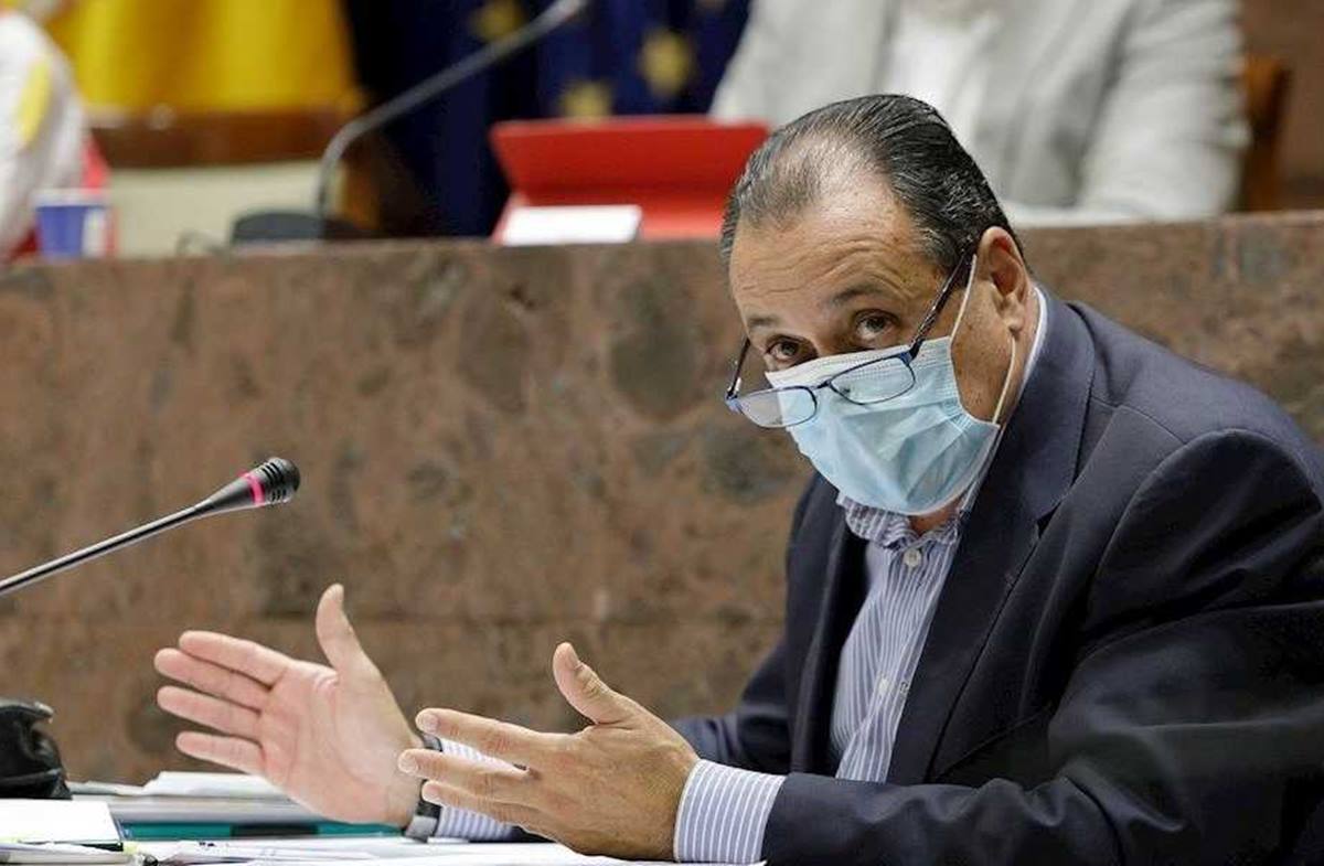 El consejero regional de Sanidad, Blas Trujillo, destacó ayer en su intervención en la comisión parlamentaria que “la contagiosidad del virus ha descendido” en Canarias. Foto: EFE
