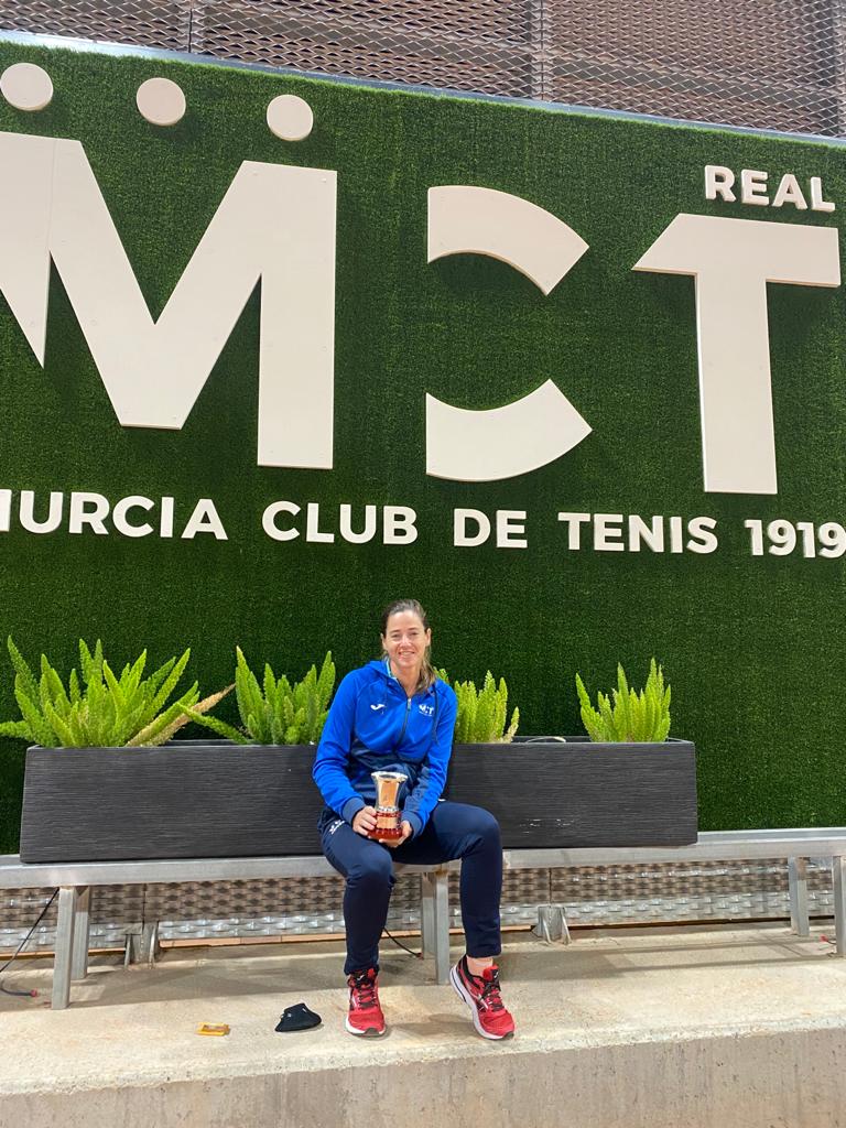La tenista tinerfeña, con el título logrado en Zaragoza. /Da