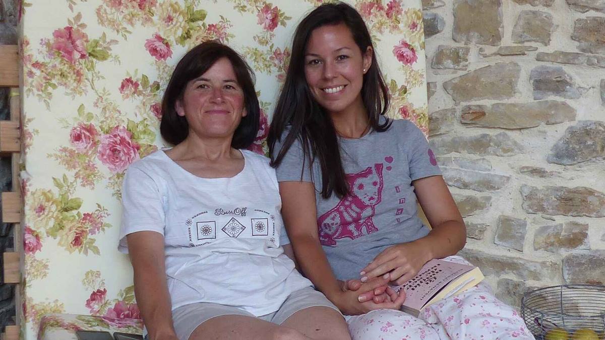 Sonia (izquierda), la mujer fallecida en Burgos por cáncer de colón, posando junto a su hermana Lydia. E.E.