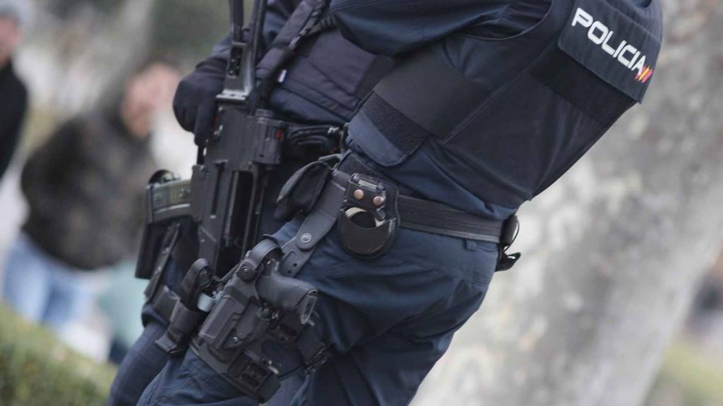 Dos agentes de la Policía Nacional en una calle de Madrid. Europa Press