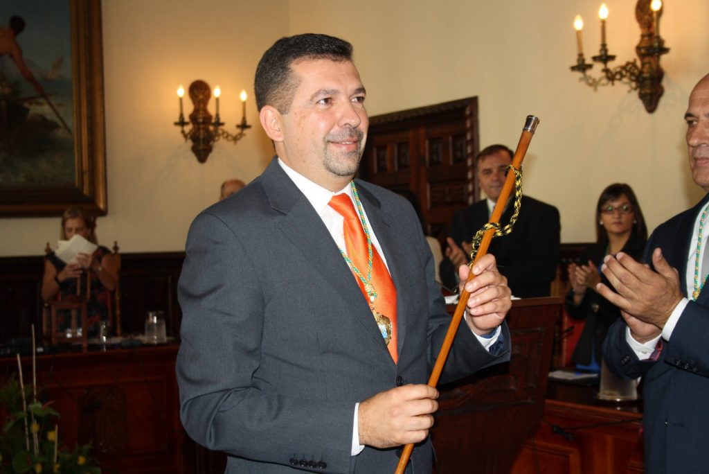 El alcalde de Santa Cruz de La Palma, Juanjo Cabrera Guelmes (PP), en su toma de posesión del bastón de mando en la capital palmera (2019). DA