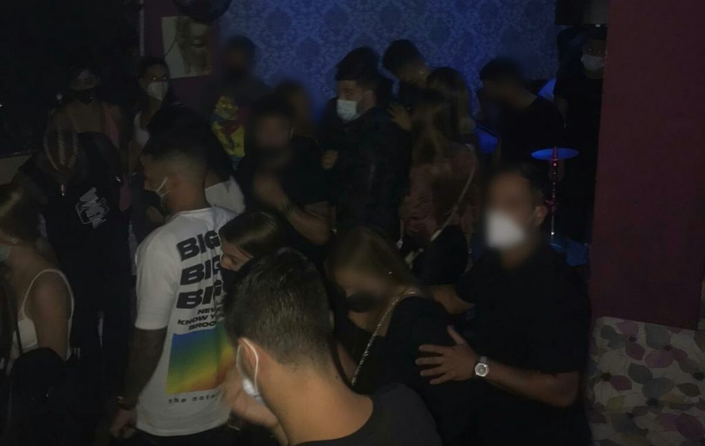 Desalojan un bar en Santa Cruz con más de 40 personas de fiesta y sin cumplir las medidas sanitarias