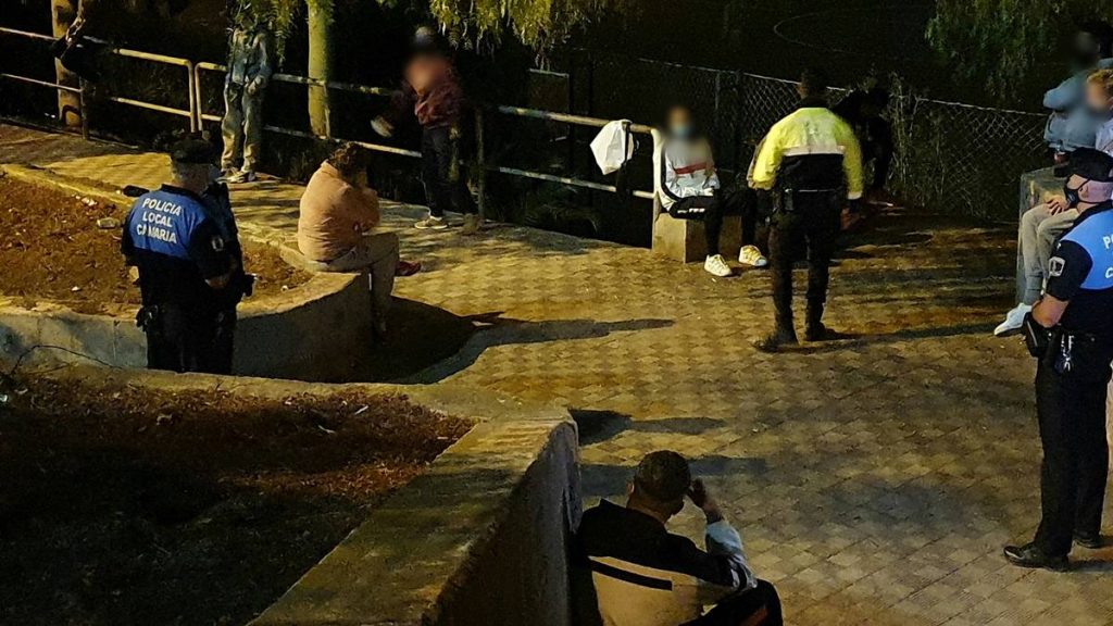 La Policía Local de Santa Cruz interviene ante la celebración de un botellón. EP