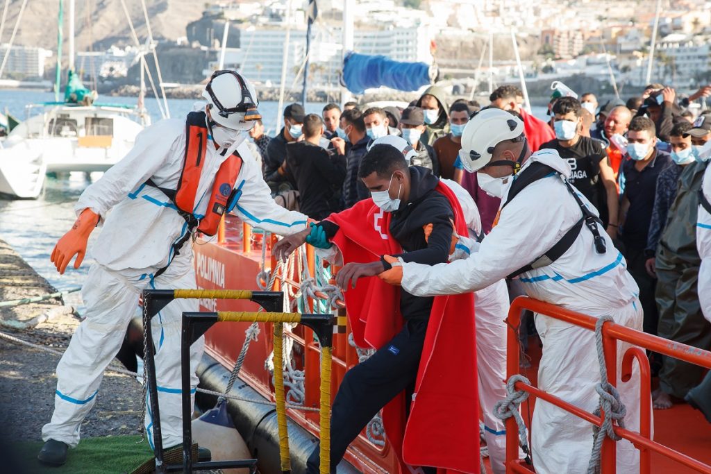 Trabajadores de Cruz Roja ayudan a trasladar a migrantes que han interceptado en aguas canarias, en Gran Canaria