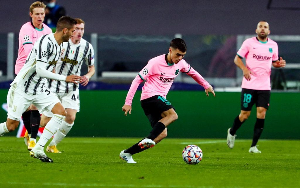 El futbolista tinerfeño Pedri, en acción ante la Juventus