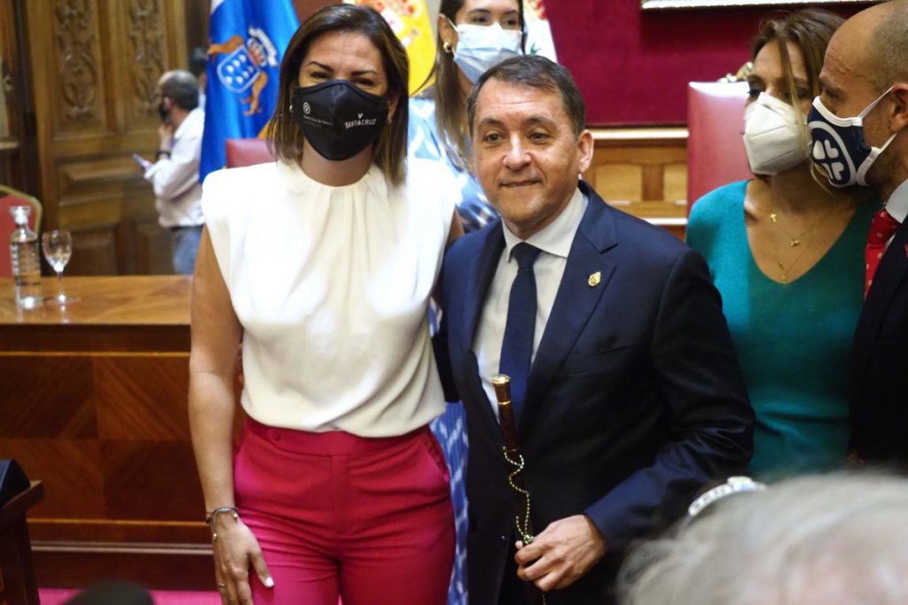 José Manuel Bermúdez junto a Evelyn Alonso tras la moción de censura que le devolvió a la Alcaldía en julio pasado. / S. M.
