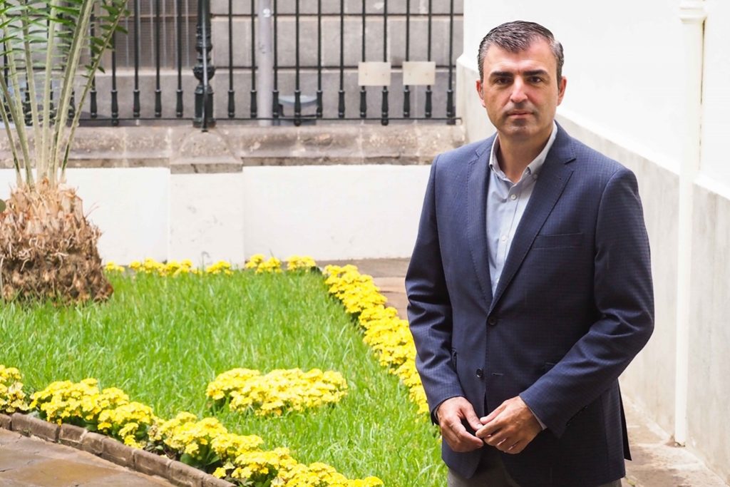 Manuel Domínguez, en el patio del Parlamento de Canarias. / SERGIO MÉNDEZ