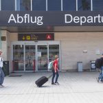 Turistas aeropuerto Tenerife Sur
