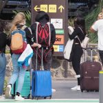 Turistas aeropuerto Tenerife Sur