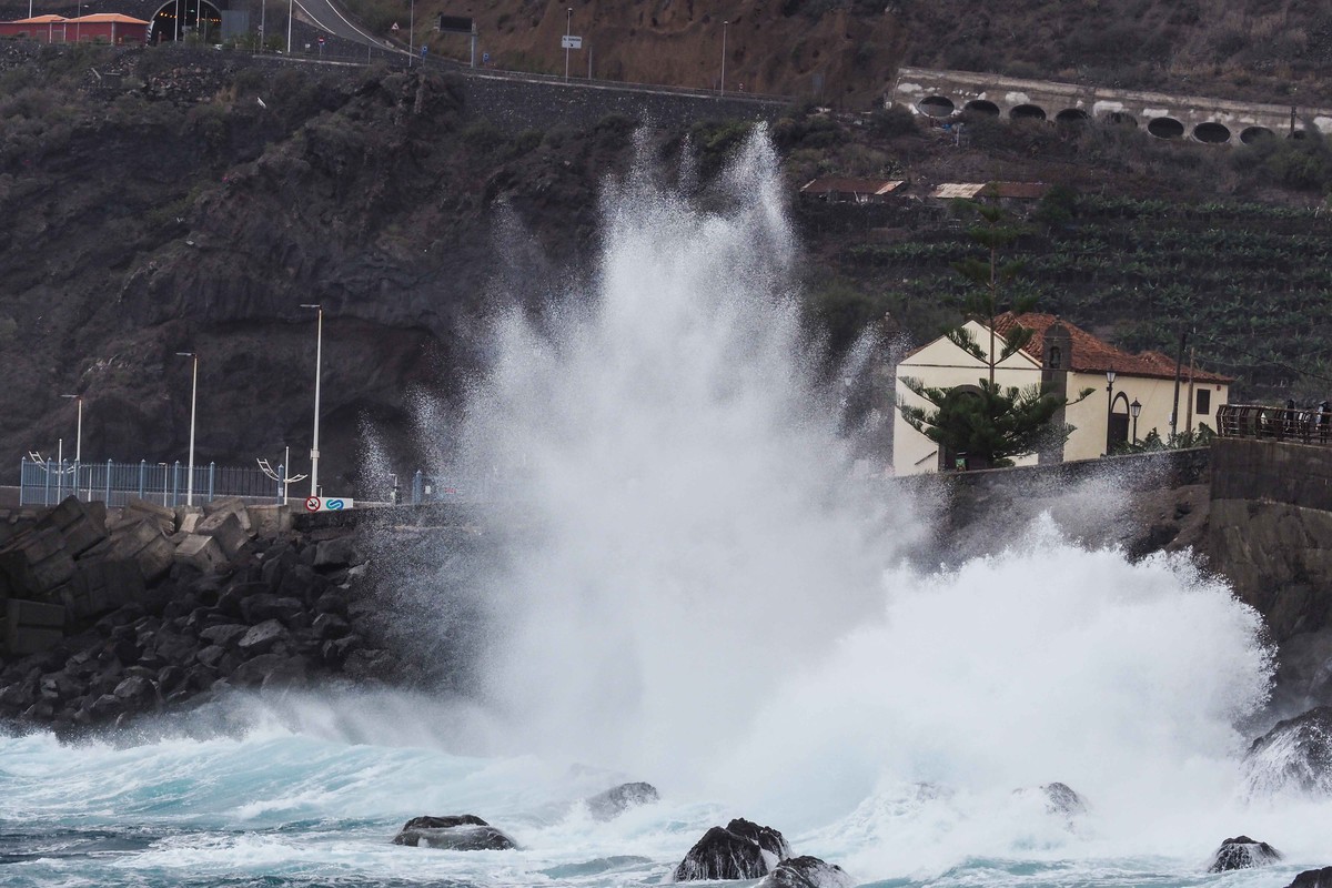 Las fuertes rachas de viento generaron olas de hasta ocho metros de altura que obligaron a algunos ayuntamientos a tomar medidas preventivas, como el de Garachico. Sergio Méndez