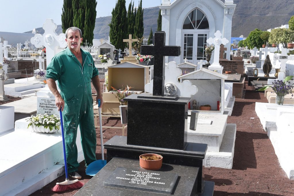 Francisco ha hecho todas la labores inimaginables en el cementerio de Güímar durante treinta años / SERGIO MÉNDEZ
