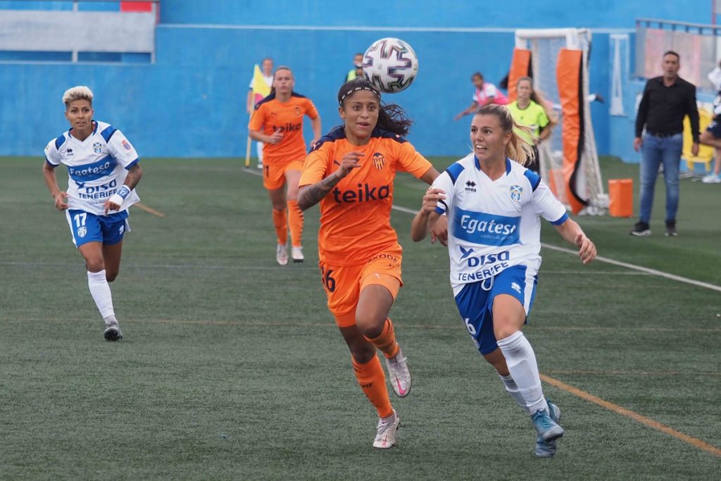 La jugadora de la UDG Tenerife Aithiara carballo, en acción en el choque jugado ante el Valencia. /Sergio Méndez