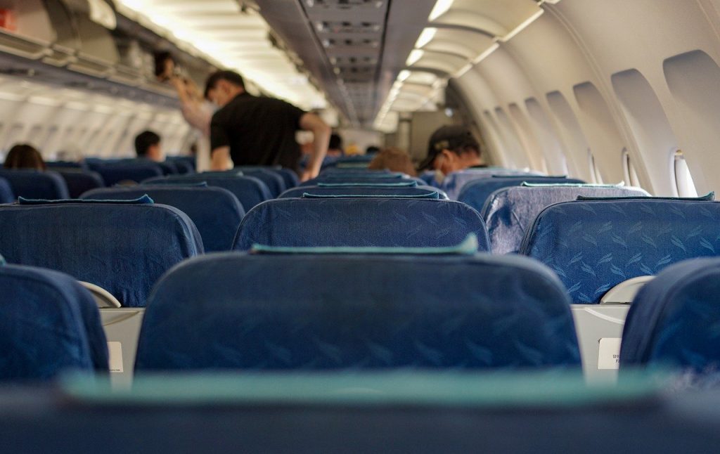 Nueva pesadilla en un vuelo a Canarias: piden presencia policial a pie del avión