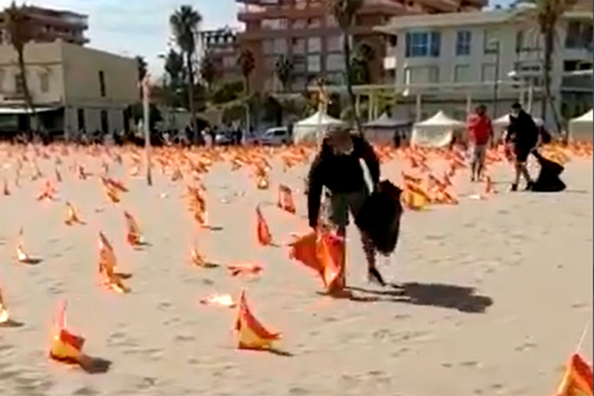 Arrancan las 50.000 banderas españolas por las víctimas de la covid-19 en una playa de Valencia