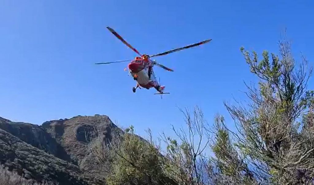 Un helicóptero del GES rescata a una mujer herida en un sendero en La Laguna. 1-1-2