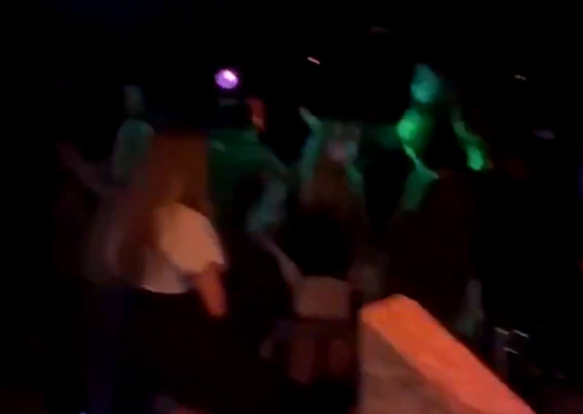 Grupos de jóvenes sin mascarillas ni medidas de seguridad bailan en una discoteca en Madrid. Twitter