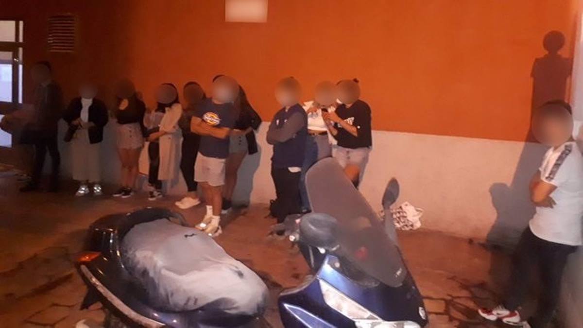 La Policía Local de Las Palmas de Gran Canaria procede a la identificación de los asistentes a la fiesta. EP