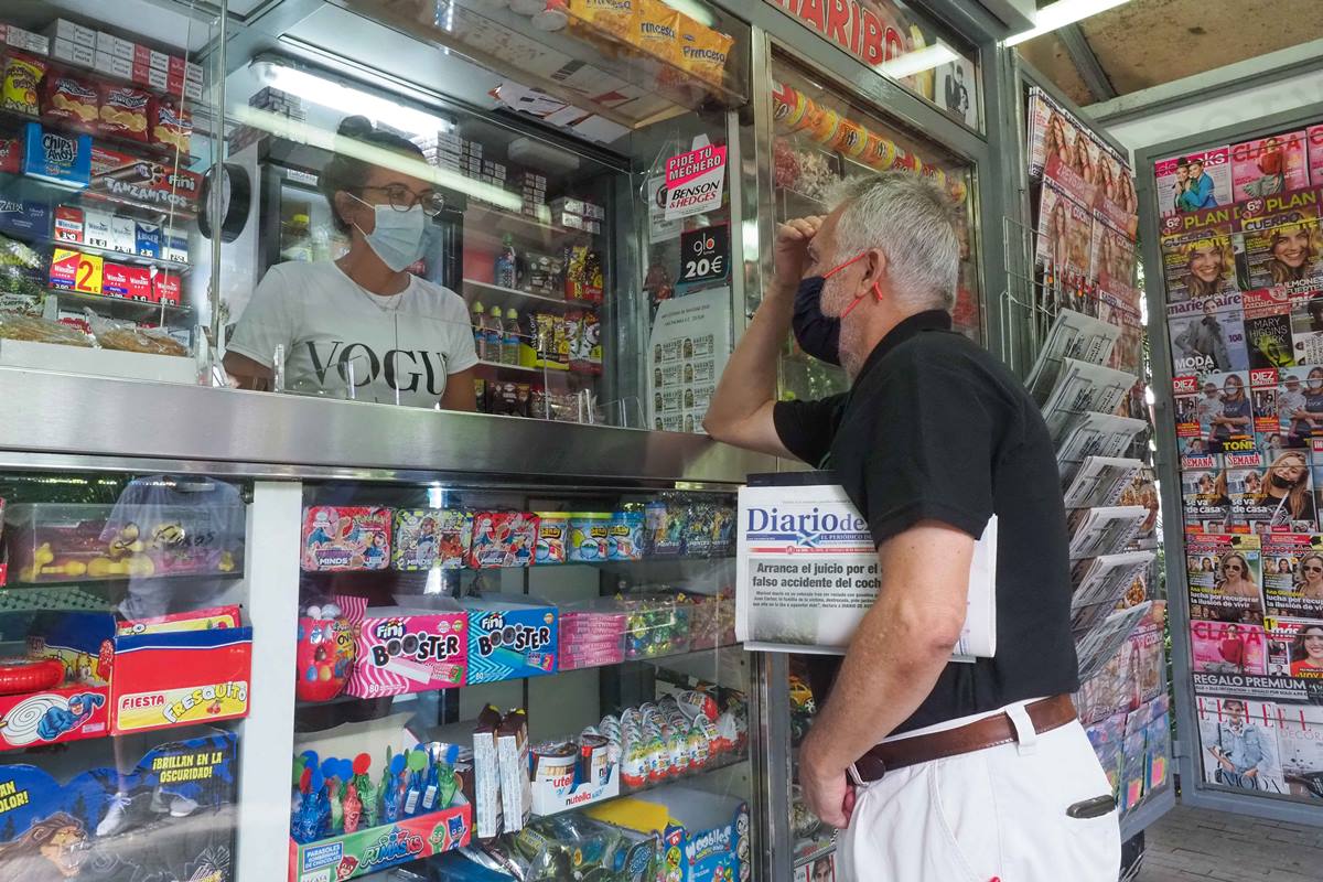 La actividad de venta de periódicos sigue siendo una de las acciones principales en los kioscos de Santa Cruz. Sergio Méndez