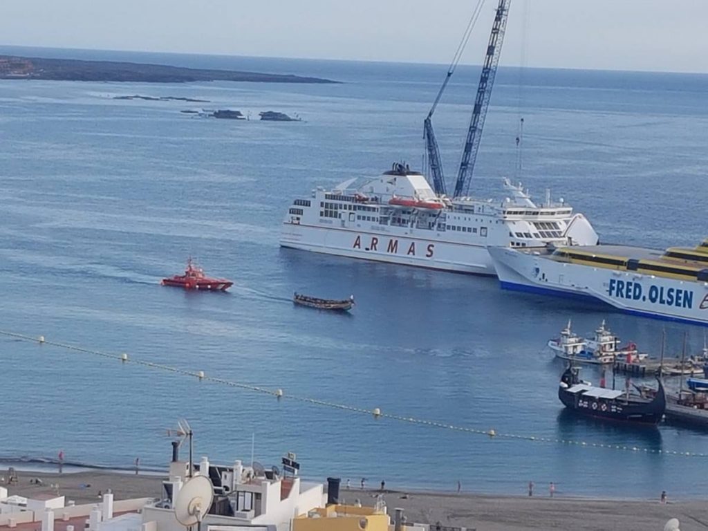 La Salvamar Alpheraz remolca un cayuco en el puerto de Los Cristianos, ayer. Cedida