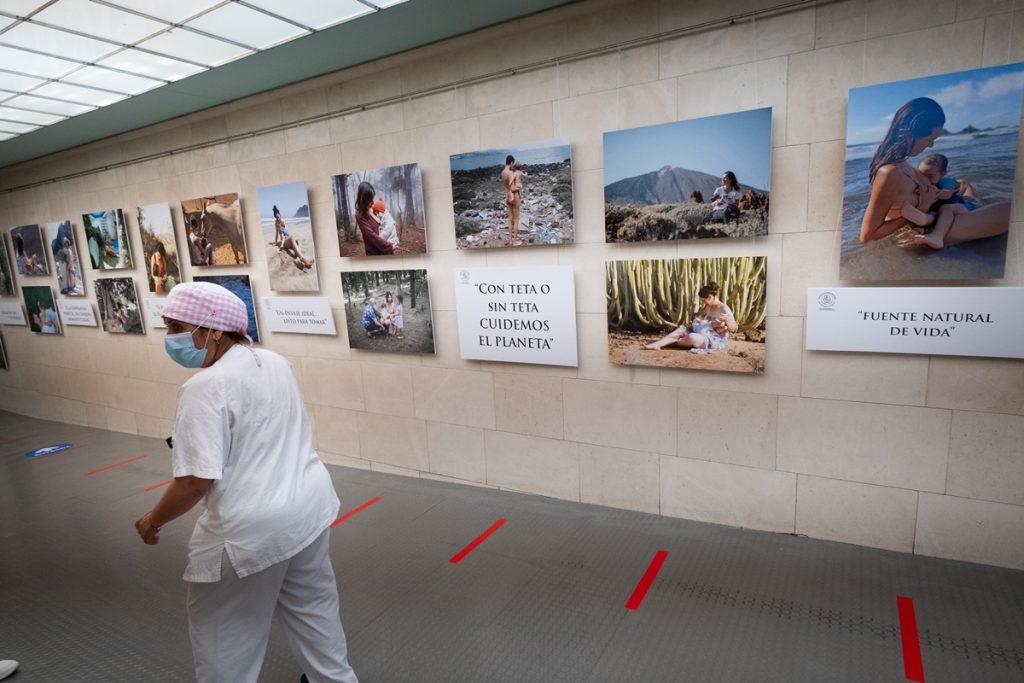 La exposición Lactancia naturalmente, que puede verse en el Hospital Universitario de Canarias, cuenta con imágenes como la de una madre desnuda y su hijo en la playa de El Socorro entre basura. Fran Pallero.