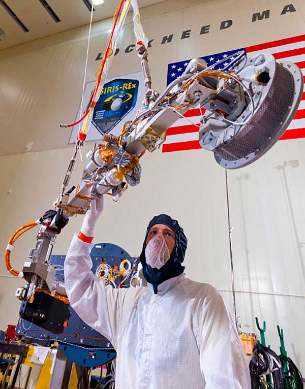 Un operario examina el brazo robótico TAGSAM. NASA