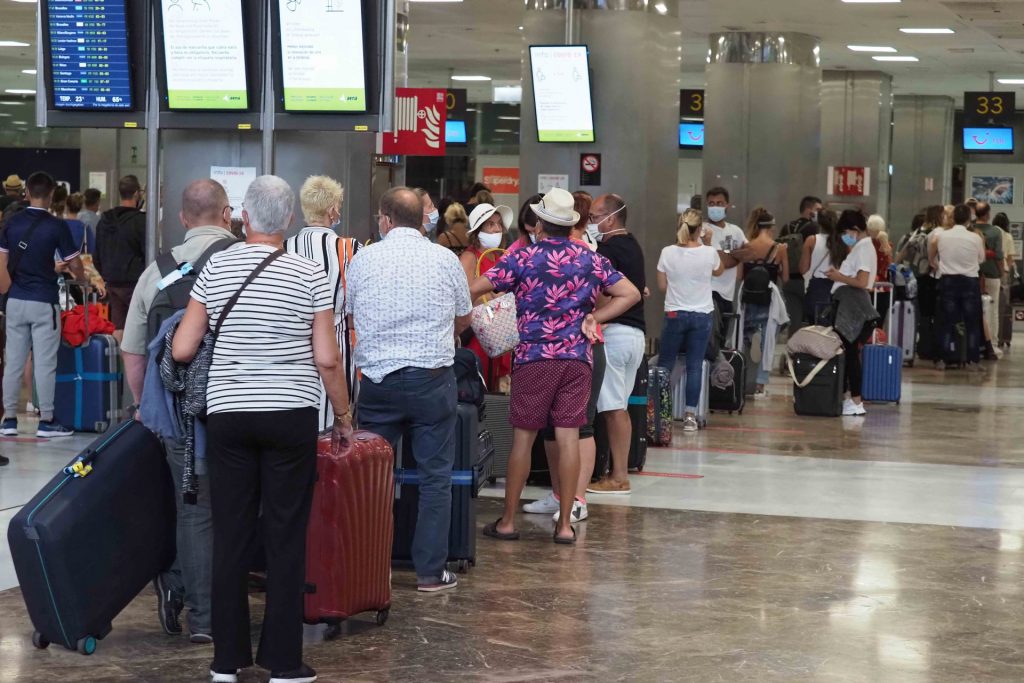 Turistas en el aeropuerto Reina Sofía de Tenerife. Sergio Méndez