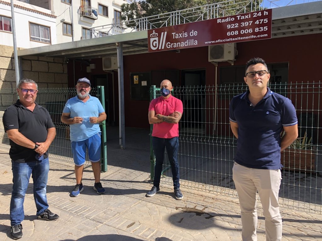 De izquierda a derecha: Manuel Chico, Juan Mesa, Iván Gaspar y Víctor Ramos, en la entrada de la sede de la Asociación de Autotaxis Granadilla de Abona. J. C. M.