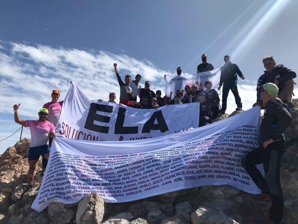 Miguel Ángel y Jaime junto a todo el equipo de TeidEla en la cima más alta de España, recordando a todos los enfermos de ELA. Cedida