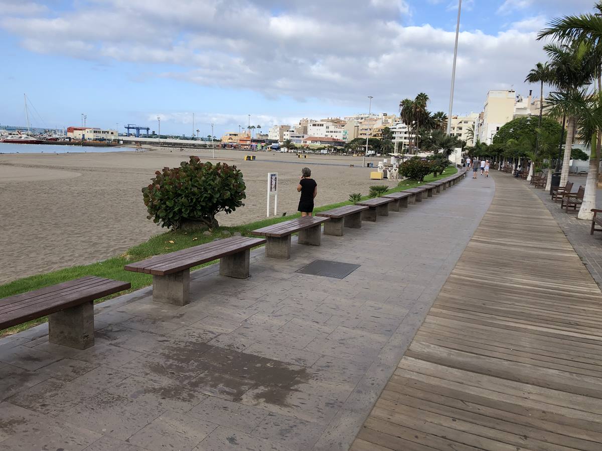 La playa y el paseo de Los Cristianos presentan un aspecto muy distinto al habitual. J. C. M.