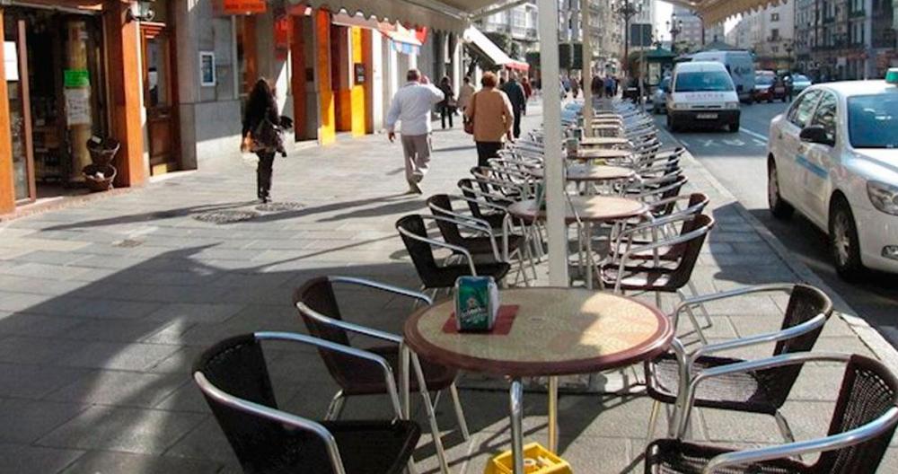 Mesas vacías en la terraza de un bar de Barcelona / EUROPA PRESS