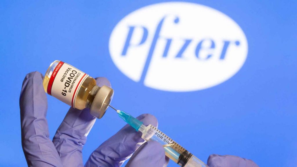 Imagen sobre la vacuna de Pfizer. Reuters