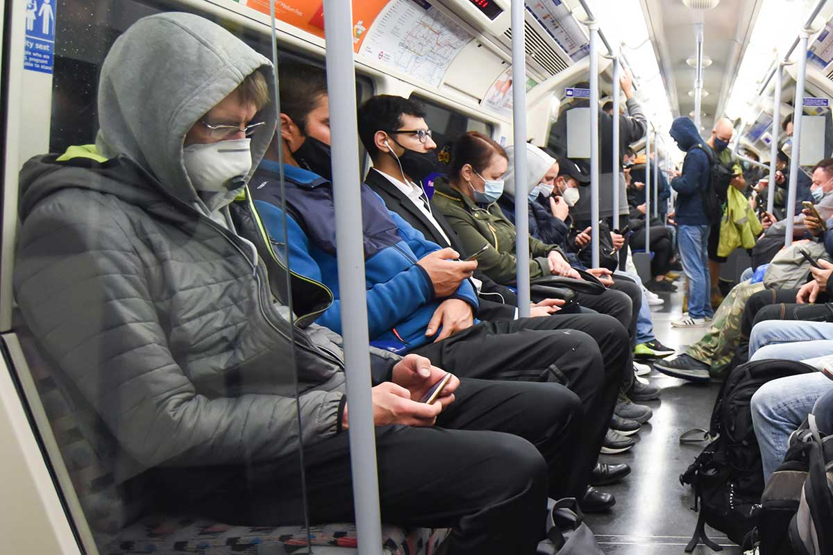 Imagen de archivo de pasajeros con mascarilla en el metro de Londres
