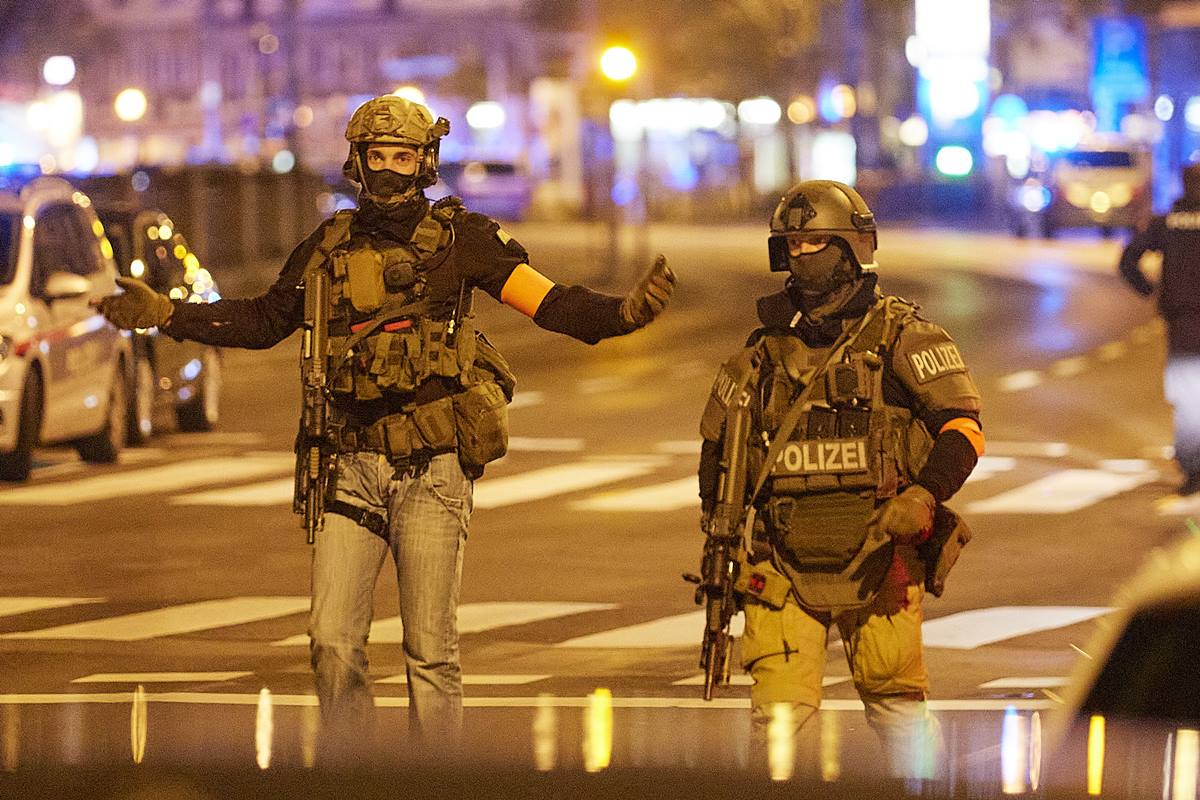 Dos agentes de la Policía de Austria hacen guardia durante un control levantado en la capital, Viena, con motivo del atentado terrorista que ha dejado hasta el momento tres fallecidos y una quincena de heridos. EP