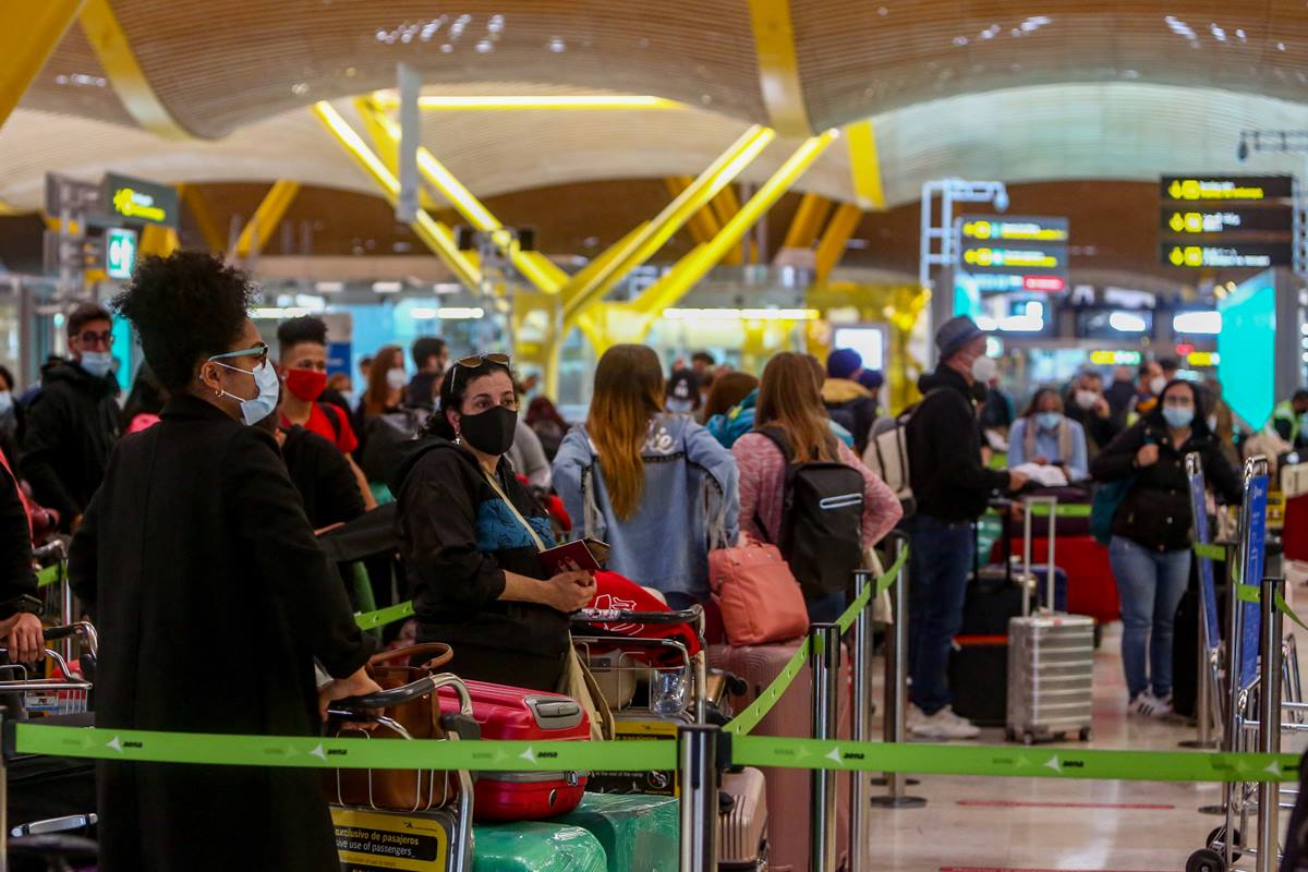 Filas de pasajeros esperan para dejar su maleta antes de embarcar en el avión en la T4 del Aeropuerto Adolfo Suárez Madrid-Barajas, en Madrid. EP