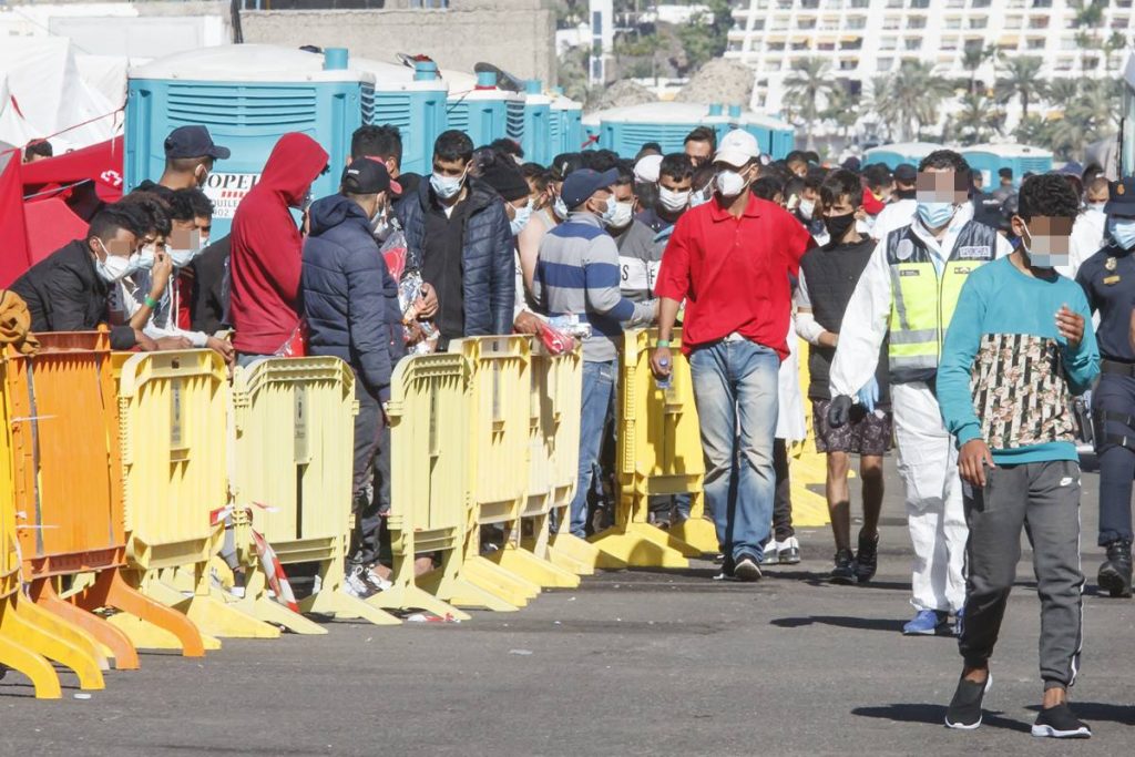 Varios inmigrantes hacen cola en el puerto de Arguineguín, en Gran Canaria. EP