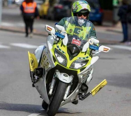 Una moto de la Guardia Civil de Tráfico al paso de la Vuelta en Madrid. Europa Press