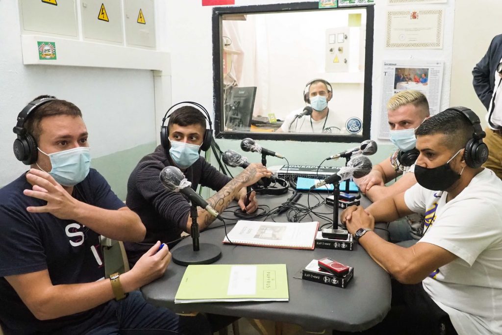 En la radio del Centro Penitenciario Tenerife II, los internos graban píldoras educativas que servirán a otros reclusos para reforzar los contenidos dados presencialmente en clase. FOTO: Sergio Méndez