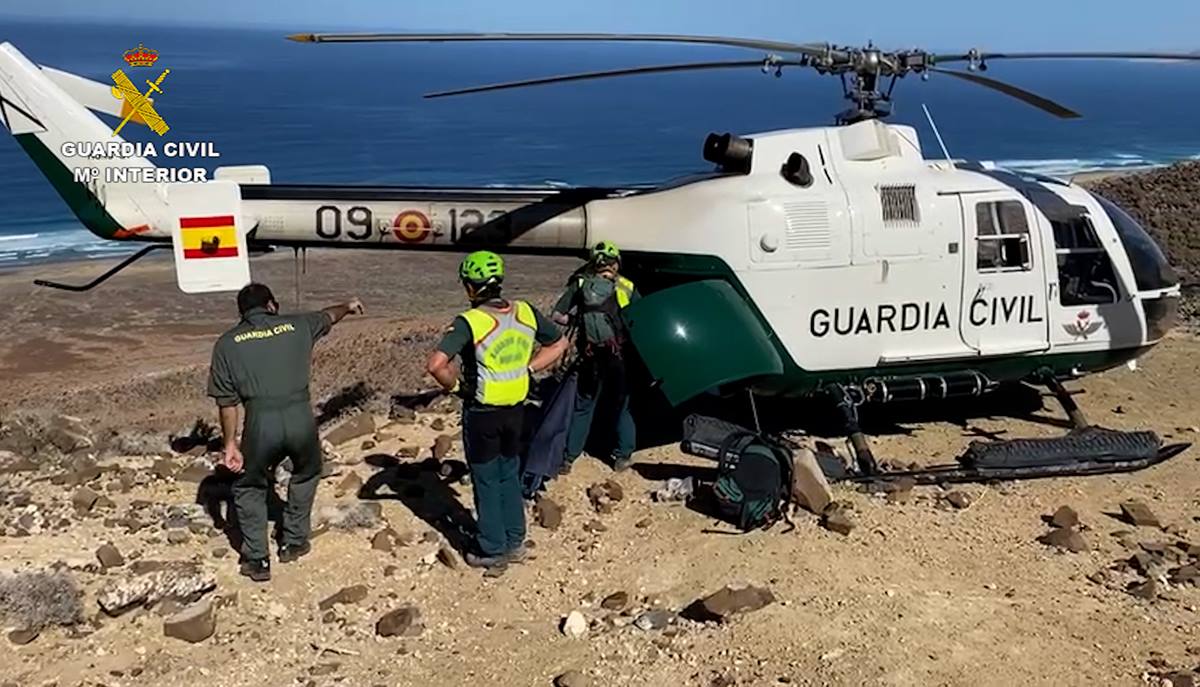 La Guardia Civil recupera y traslada restos humanos encontrados en un barranco en Fuerteventura. | Guardia Civil