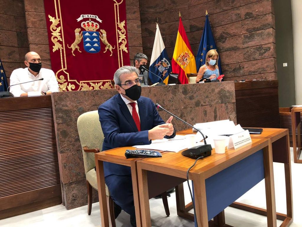 El vicepresidente canario y consejero de Presupuestos, Hacienda y Asuntos Europeos, Román Rodríguez, ayer en la comisión parlamentaria. DA