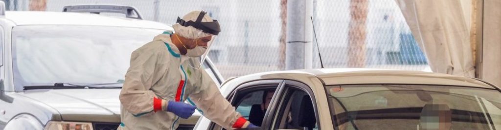 Un enfermero de Atención Primaria de Tenerife realiza la toma de muestras a una familia de la capital en su vehículo. | S.M.