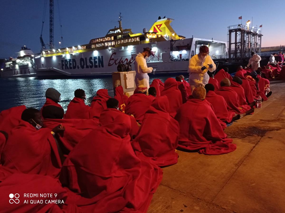 Salvamento Marítimo ha trasladado al muelle de Los Cristianos a los 122 ocupantes de un cayuco. Cruz Roja