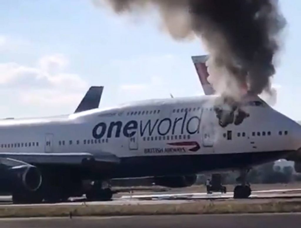 Extinguen el incendio de un avión en el aeropuerto de Castellón. Captura de vídeo Agencia Punto Press (Twitter).
