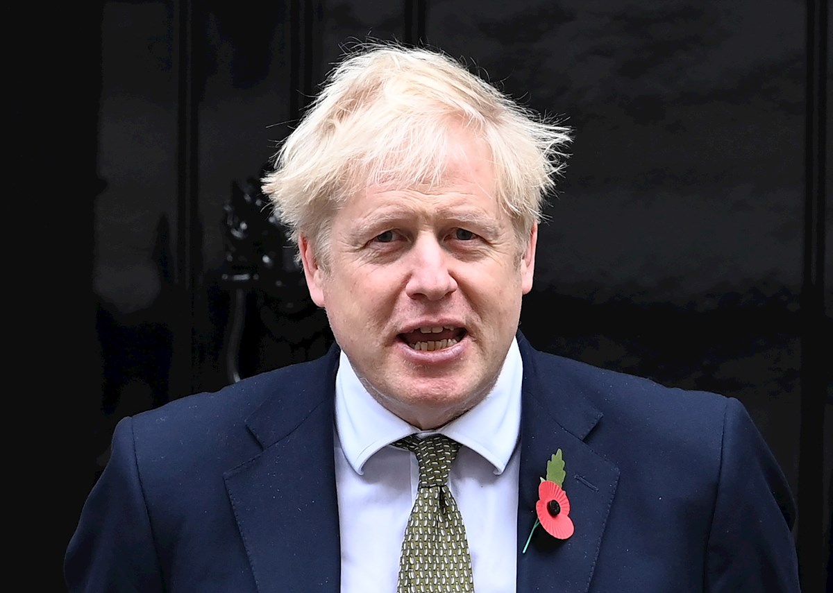 El ministro defendió la decisión anunciada anoche por el primer ministro, Boris Johnson, pese a que el comité científico que asesora al Ejecutivo ya había advertido hace varias semanas de que era necesario un confinamiento "corto" para detener el crecimiento de los contagios. EFE/EPA/FACUNDO ARRIZABALAGA
