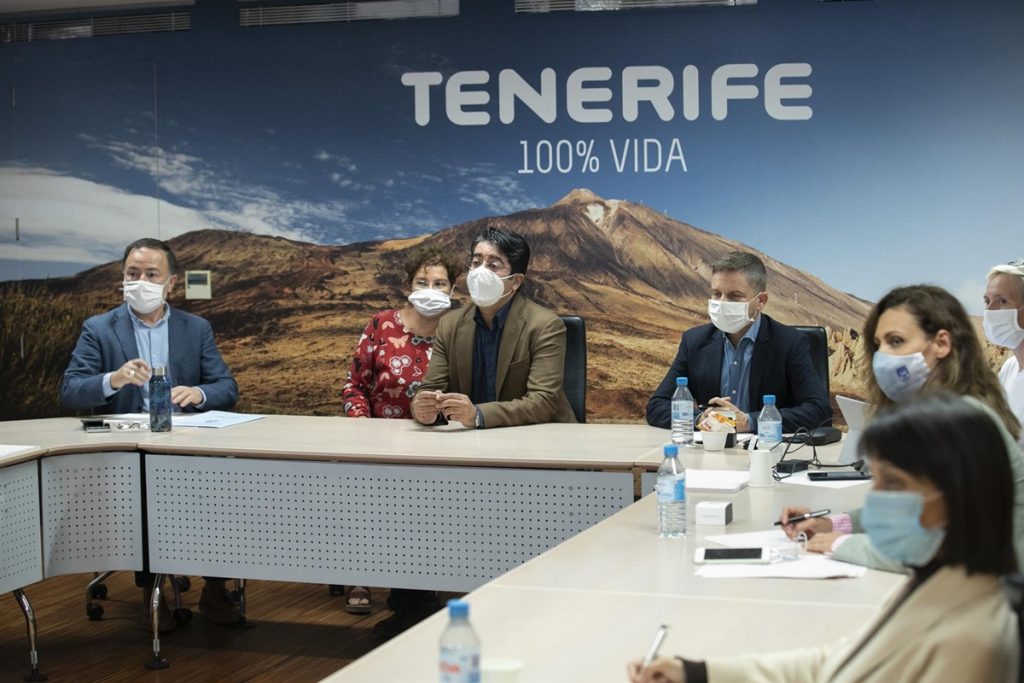 El presidente del Cabildo de Tenerife, Pedro Martín, preside la reunión de la delegación tinerfeña en la World Travel Market