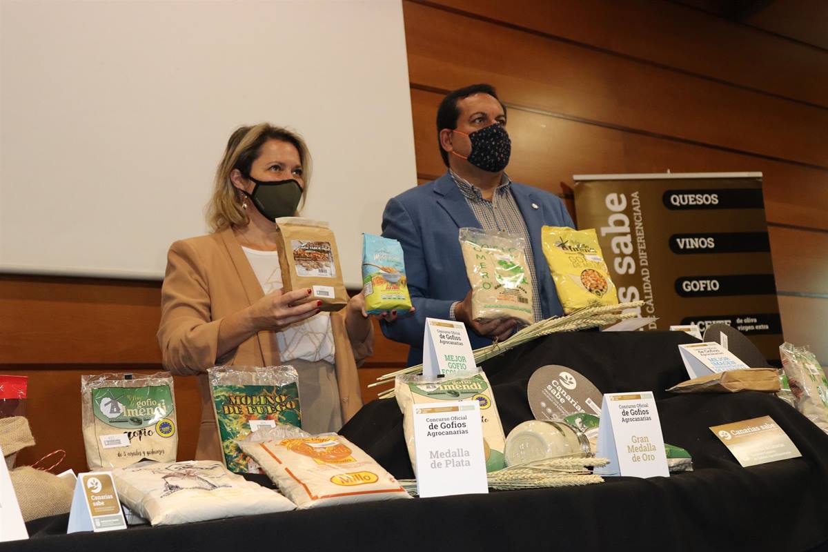La consejera de Agricultura, Ganadería y Pesca del Gobierno de Canarias, Alicia Vanoostende, y el director del ICCA, Basilio Pérez. EP