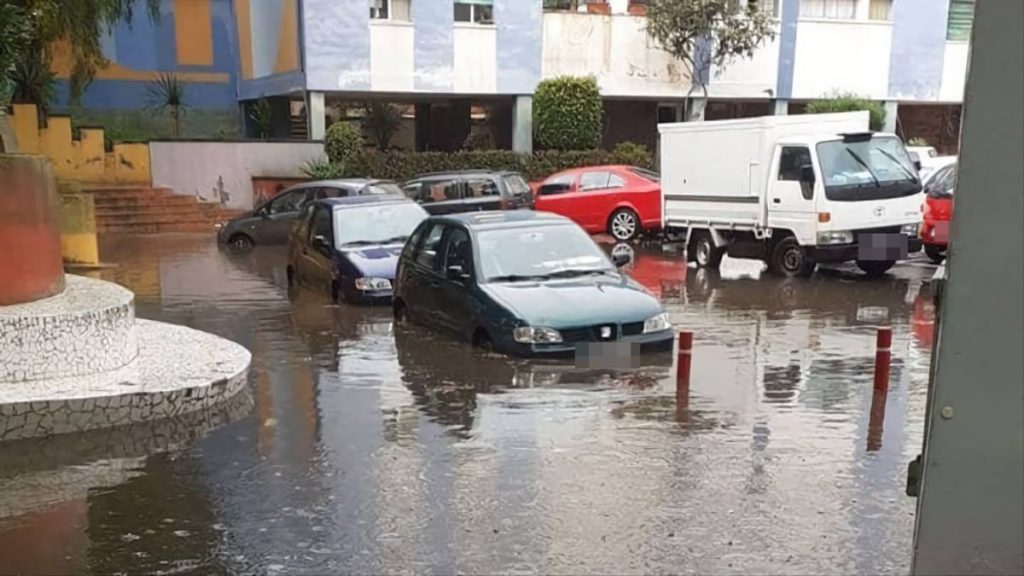 La Laguna fue uno de los lugares del Archipiélago donde ayer llovió con mayor intensidad, lo que provocó inundaciones, como en este aparcamiento de San Benito. Foto: Canarias Ahora