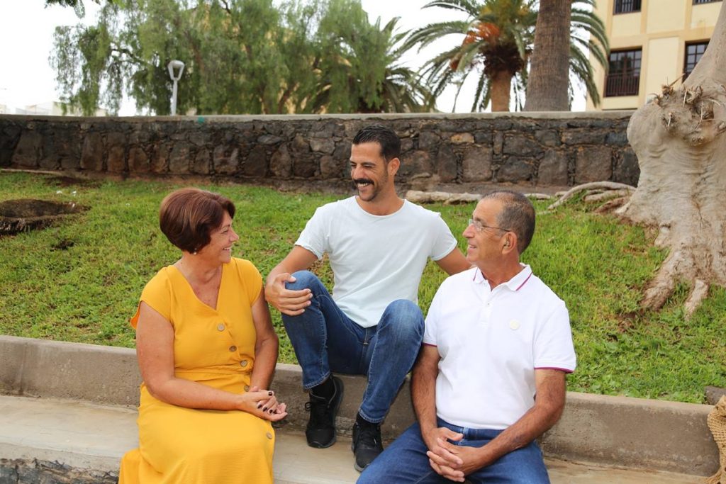 Fran Linares junto a sus padres, Carmen y Francisco, esta semana en el casco municipal de Adeje. Carol Correa